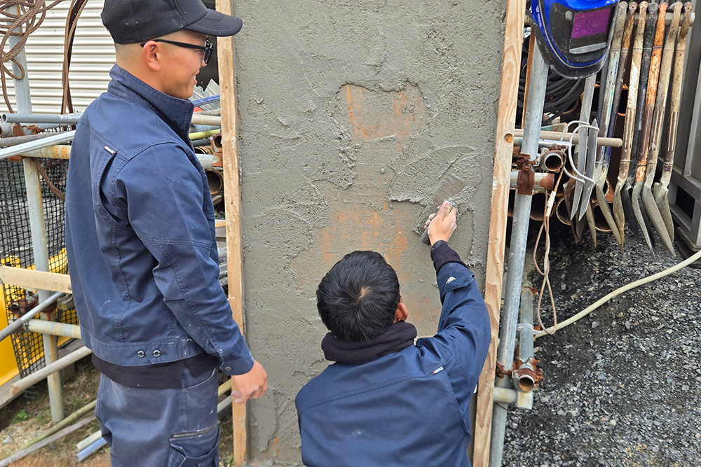 実習生の壁塗り練習中